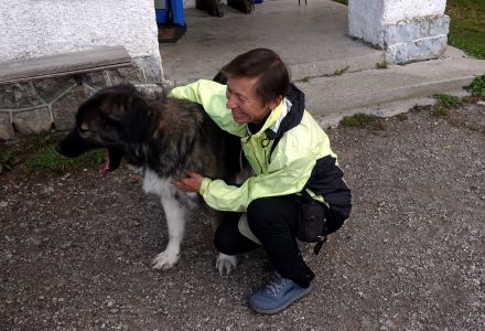 Kamila se mazlí s místním chlupatým strážcem